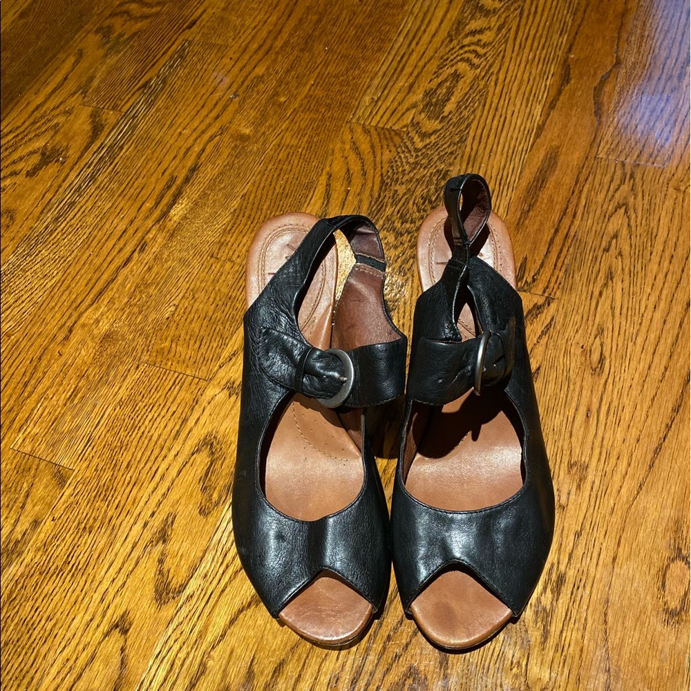 Women Naya open toe and back shoes.